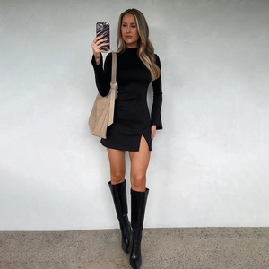 Robe courte noire ajustée à col montant avec fente latérale et manches longues