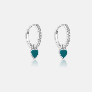 Gros plan sur boucles d'oreilles cœur en argent avec émail bleu et zircon blanc