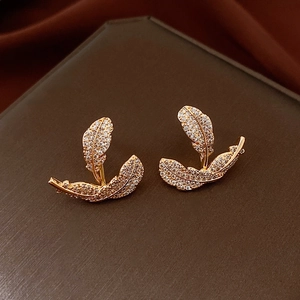 Makroaufnahme der 18k vergoldeten Blatt-Ohrringe mit funkelndem Zirkonia-Mikropavee