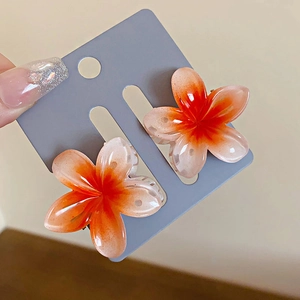 Paire de pinces à cheveux fleur de frangipanier orange dégradé en résine sur carte