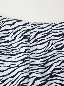 Detail van de verborgen ritssluiting en de textuur van de zebraprint twill stof