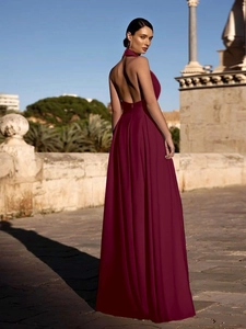 Détail de la combinaison dos nu à licou bordeaux avec jambe large élégante