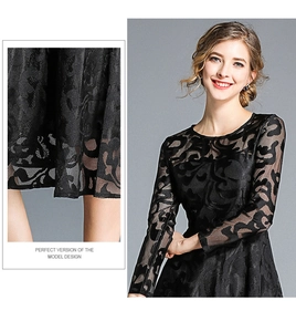 Détail de robe en dentelle noire avec broderie fine et manches longues ajustées