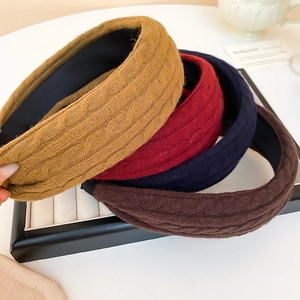 Gros plan sur la texture en tricot de serre-têtes élégants aux couleurs d'automne