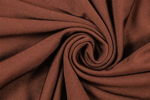 Détail de tissu en maille marron foncé avec texture froncée et fini soyeux