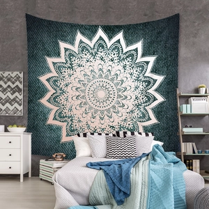 Détail d'une tapisserie mandala bohème avec motifs blancs sur fond en denim bleu foncé