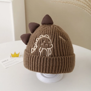 Détail du bonnet tricoté dinosaure pour bébé avec pointes 3D et texture côtelée