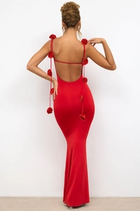 Détail d'une robe de soirée rouge dos nu avec des roses 3D décorant les bretelles