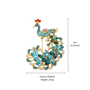 Spécifications de taille détaillées d'une broche paon aux cristaux colorés