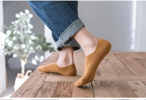 Nahaufnahme der ingwergelben Baumwoll-Sneakersocken mit Rippenstruktur für Herren