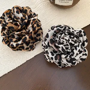 Pince à cheveux élégante avec fleur en tissu léopard et design de rose en acrylique