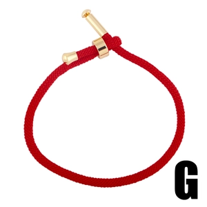 Bracciale in corda intrecciata rossa con chiusura a U dorata su sfondo bianco puro