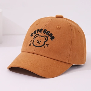 Détail de la broderie ours et du texte Cute Bear sur la casquette en coton camel