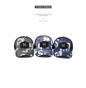 Detaillierter Vergleich von drei Vintage Trucker Caps in Grau, Hellblau und Dunkelblau