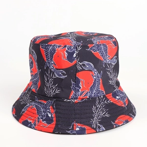 Dettaglio ravvicinato del cappello da pescatore reversibile con stampa di dragone e carpa koi