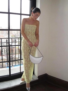 Détail du tissu en dentelle délicate d'une robe longue bustier sexy vert pastel
