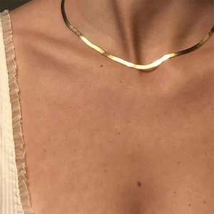 Collier chaîne serpent plat doré minimaliste pour femme au style streetwear chic