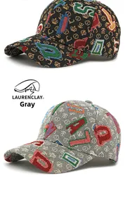 Vista detallada de gorras de béisbol jacquard con patrones de letras y símbolos de corona