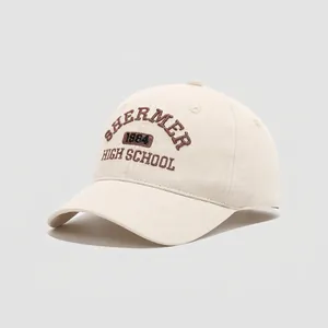 Dettaglio del ricamo di qualità sul cappellino da baseball in cotone crema per bambini