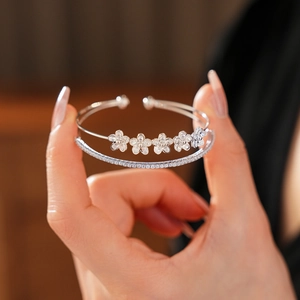 Détail d'un bracelet double couche en argent avec fleurs en zircon et serti pavé brillant