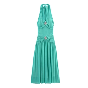 Sexy Neckholder-Maxikleid in Türkis mit funkelnden Strasssteinen und feinen Falten