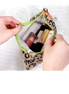 Borsa cosmetica leopardata in tela con vista interna per trucchi e fodera verde acceso