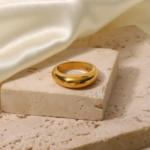 Polierter goldener Dome-Ring für Damen aus Edelstahl auf Natursteinfliesen