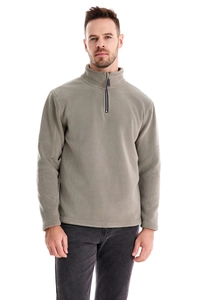 Détail du pull en polaire pour homme avec demi-zip montrant la texture du tissu
