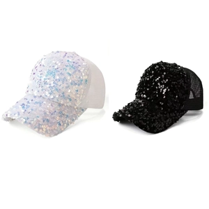 Dettaglio dei cappellini da baseball con paillettes in bianco e nero e rete traspirante