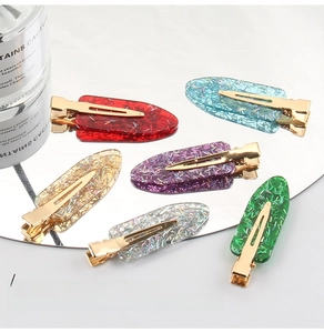 Detailset van 6 glitterende haarclips van hars in diverse kleuren met gouden metalen basis