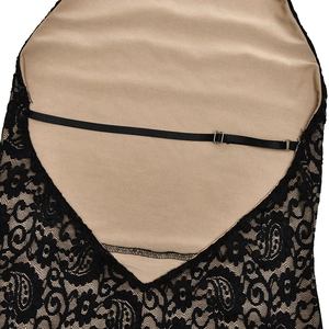 Détail de la dentelle florale noire sur tissu beige avec sangle réglable en gros plan