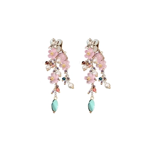 Orecchini vintage a fiore con perle, ciliegi rosa e pendenti in cristallo verde