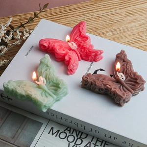 Detail van vlindergeurkaarsen met reliëf in roze, groen en bruin voor huisdecoratie