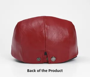 Dettaglio del berretto in pelle PU rossa con cuciture e fibbia metallica sul retro