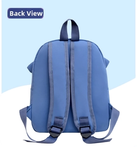 Vista detallada de la parte trasera de una mochila azul para niños con correas ajustables.