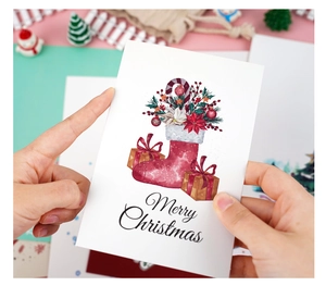 Gros plan d'une carte de Noël avec illustration de chaussette à l'aquarelle et texte Merry Christmas