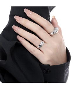 Nahaufnahme von S925 Sterling Silber Herzring und strukturiertem Band an einem Model