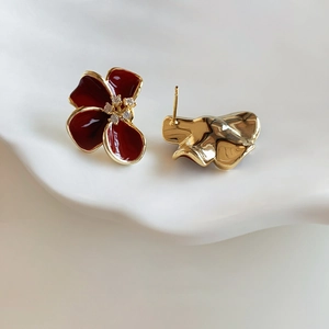 Détail de boucles d'oreilles fleurs avec pétales en émail rouge et dos plaqué or 18 carats