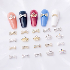 Breloques d'ongles japonaises en forme de couronne et de nœud avec perles sur tissu blanc