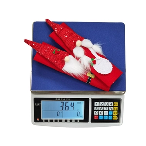 Weihnachts-Zwerg Kühlschrankgriff-Abdeckung auf Waage zeigt 36,4g leichtes Plüschmaterial