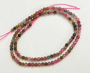 Détail de perles de tourmaline naturelle facettée multicolore pour la création de bijoux