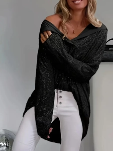 Detail eines eleganten schwarzen Pailletten-Hoodies mit tiefem V-Ausschnitt und Glanzeffekt