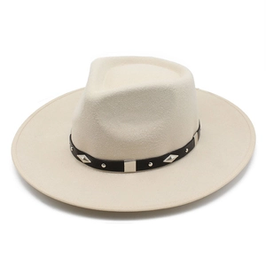 Détail d'un chapeau en laine beige avec ruban en cuir noir orné de rivets argentés