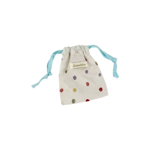 Pochette à cordon minimaliste avec points colorés et cordon bleu clair sur fond blanc
