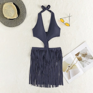 Maillot de bain licou gris foncé avec découpes à la taille et franges sur fond en fausse fourrure