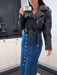 Détails de jupe en jean bleu à taille haute avec boutons et fente frontale irrégulière