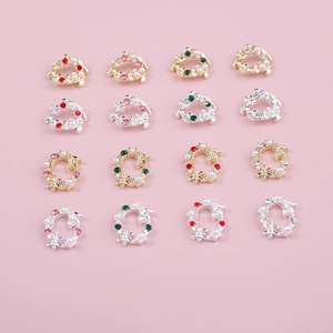 Breloques de Noël en alliage avec strass colorés et perles sur fond rose pastel