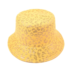 Dettaglio cappello a secchiello giallo con stampa leopardata metallica e finitura lucida