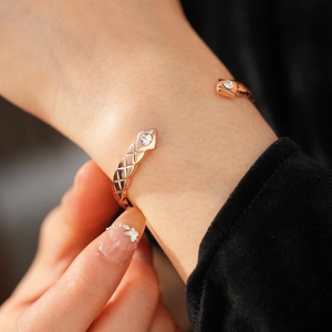 Détail du bracelet jonc matelassé or rose avec zircons sertis sur les extrémités