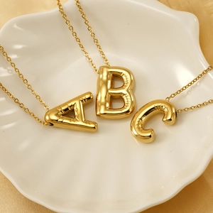 Colliers pendentifs lettres 3D en acier titane plaqué or 18k sur plateau coquillage